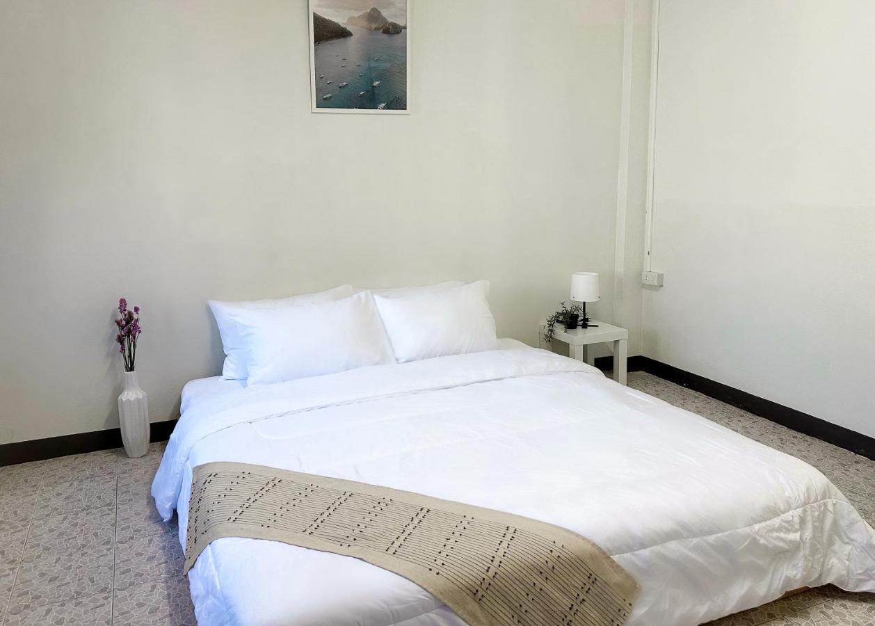 Montana Hotel & Hostel Phuket Karon Buitenkant foto