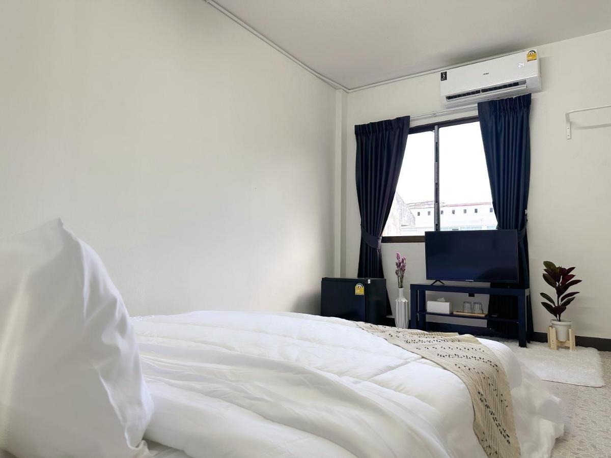 Montana Hotel & Hostel Phuket Karon Buitenkant foto