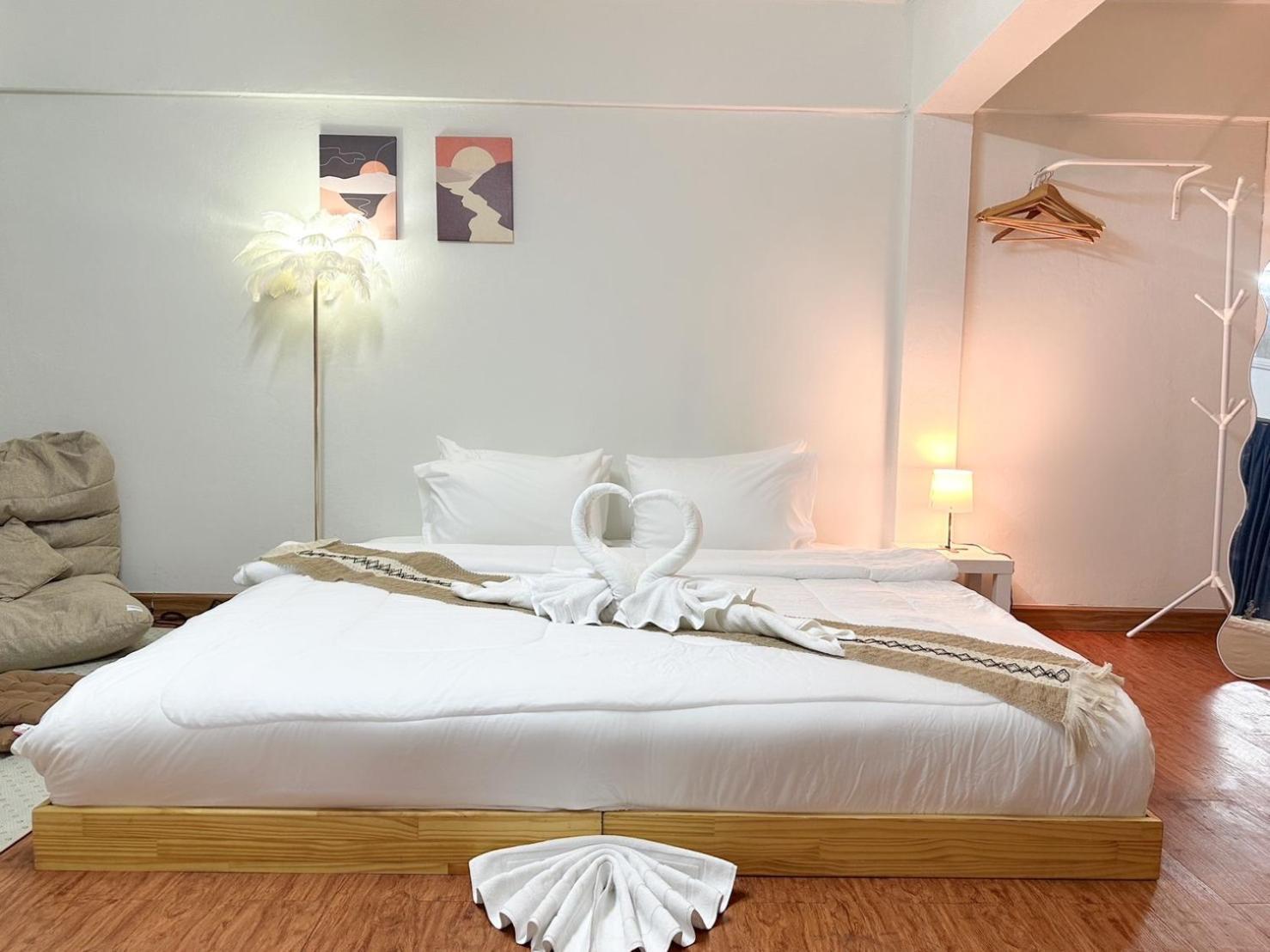 Montana Hotel & Hostel Phuket Karon Buitenkant foto