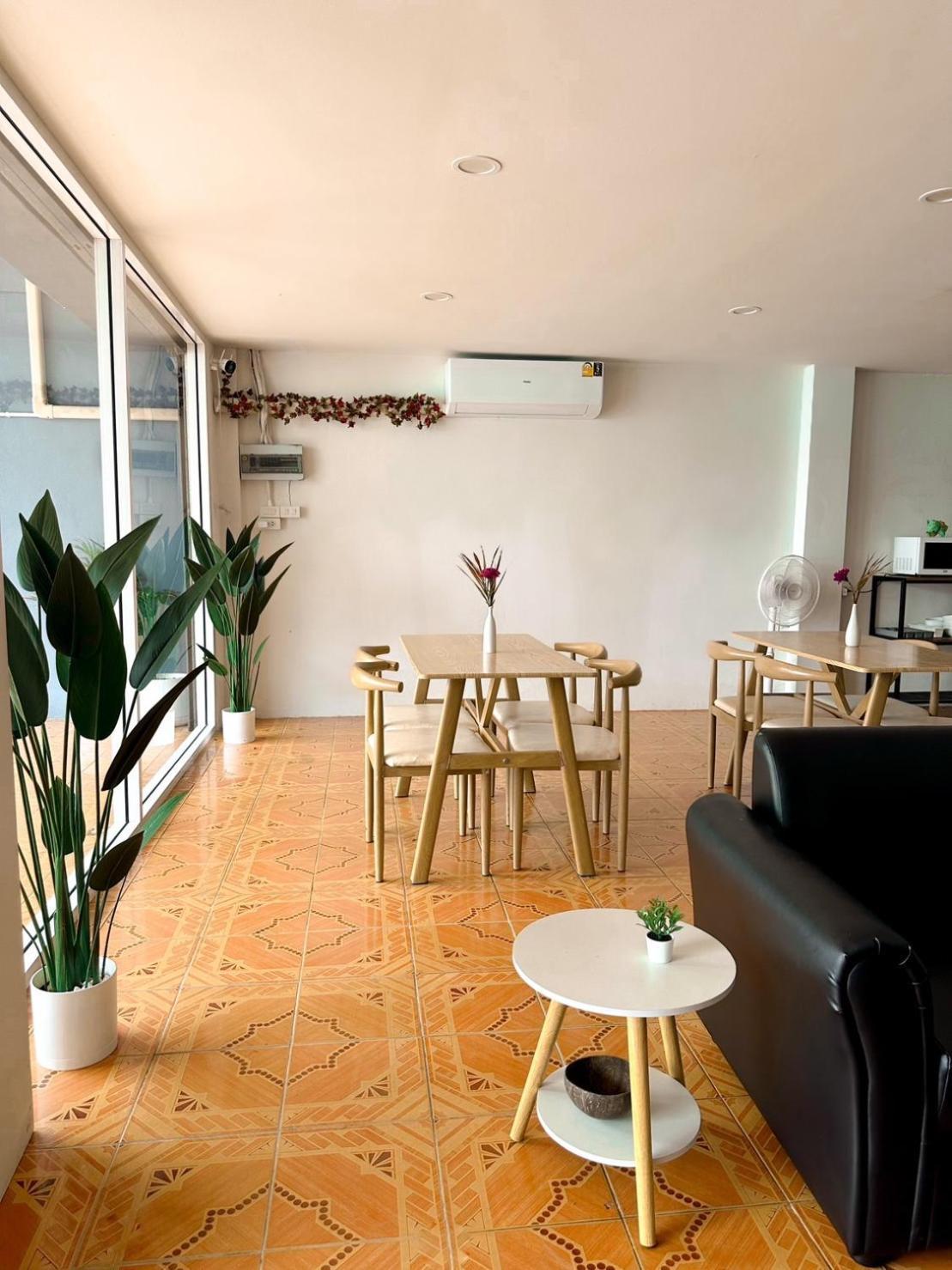 Montana Hotel & Hostel Phuket Karon Buitenkant foto