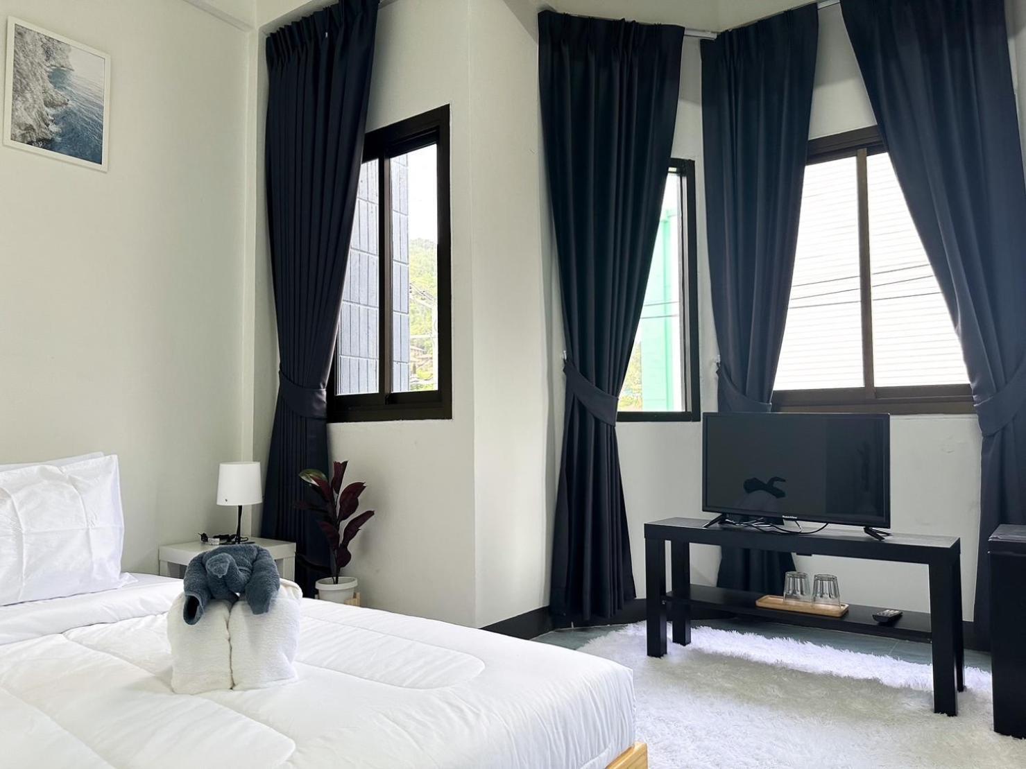 Montana Hotel & Hostel Phuket Karon Buitenkant foto