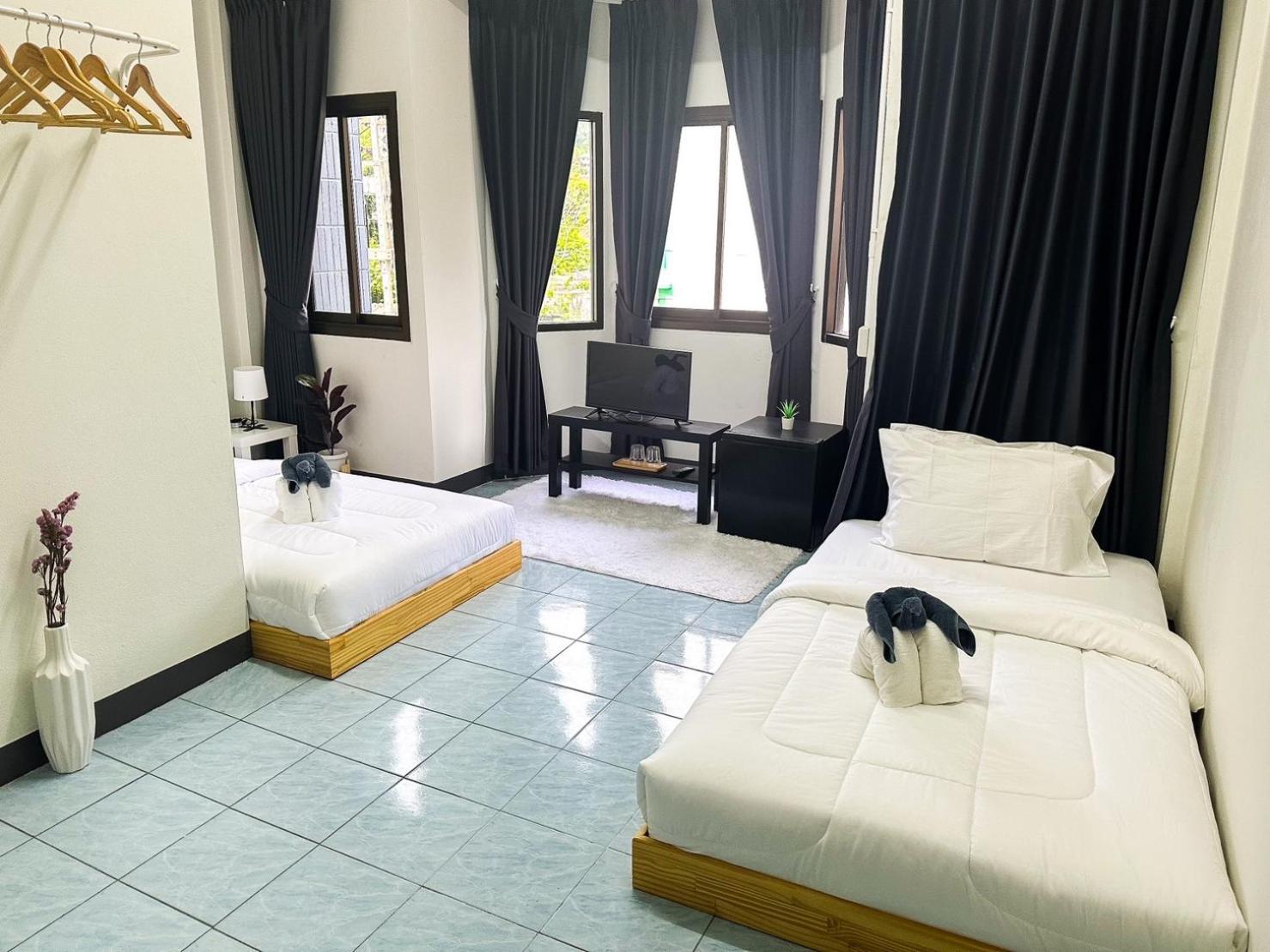 Montana Hotel & Hostel Phuket Karon Buitenkant foto