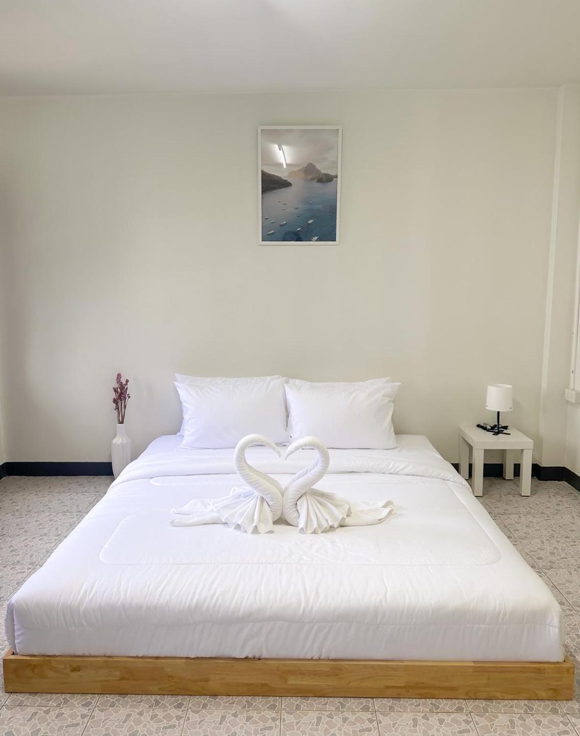 Montana Hotel & Hostel Phuket Karon Buitenkant foto
