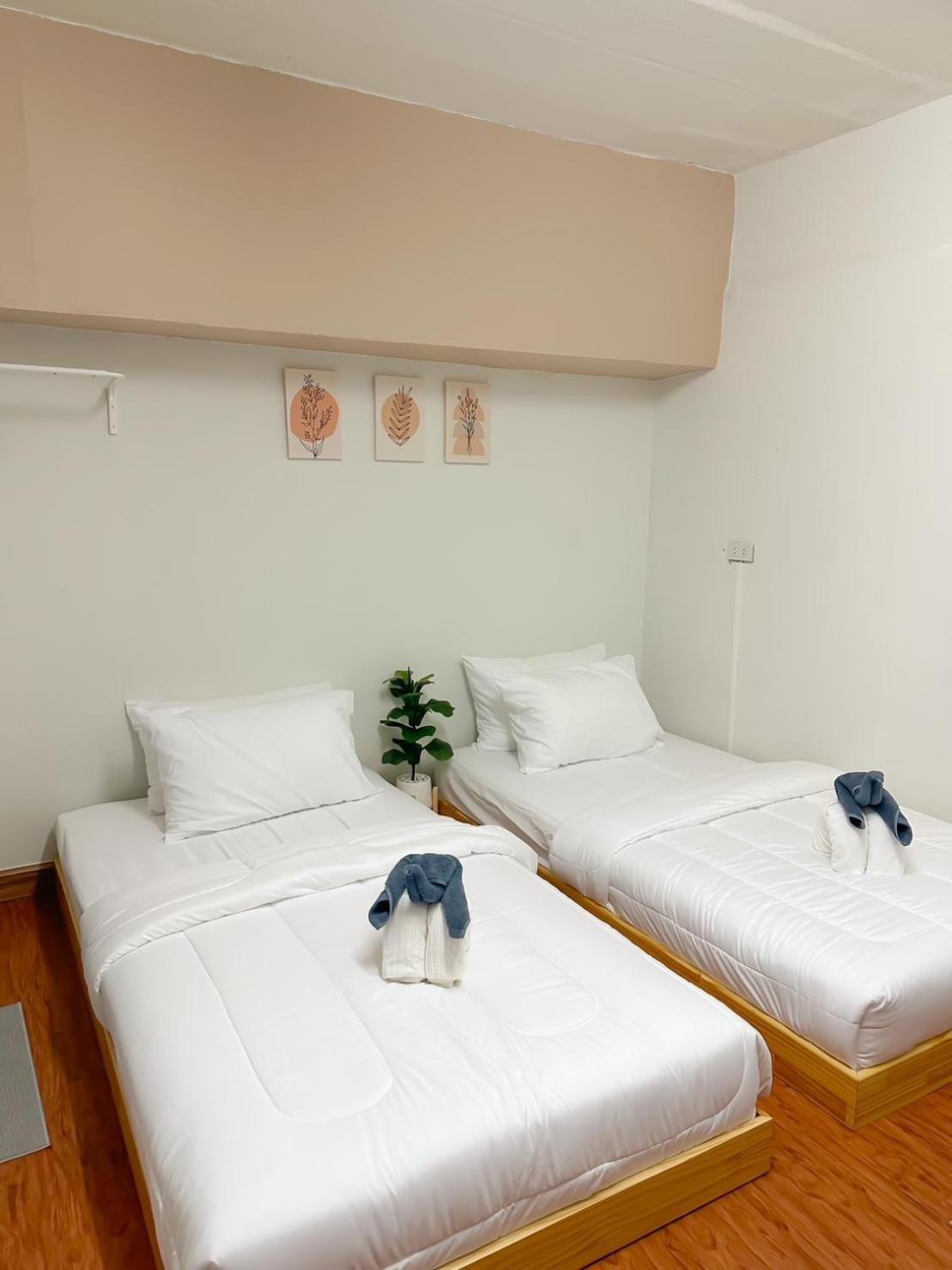 Montana Hotel & Hostel Phuket Karon Buitenkant foto