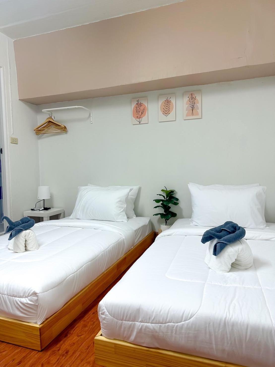 Montana Hotel & Hostel Phuket Karon Buitenkant foto