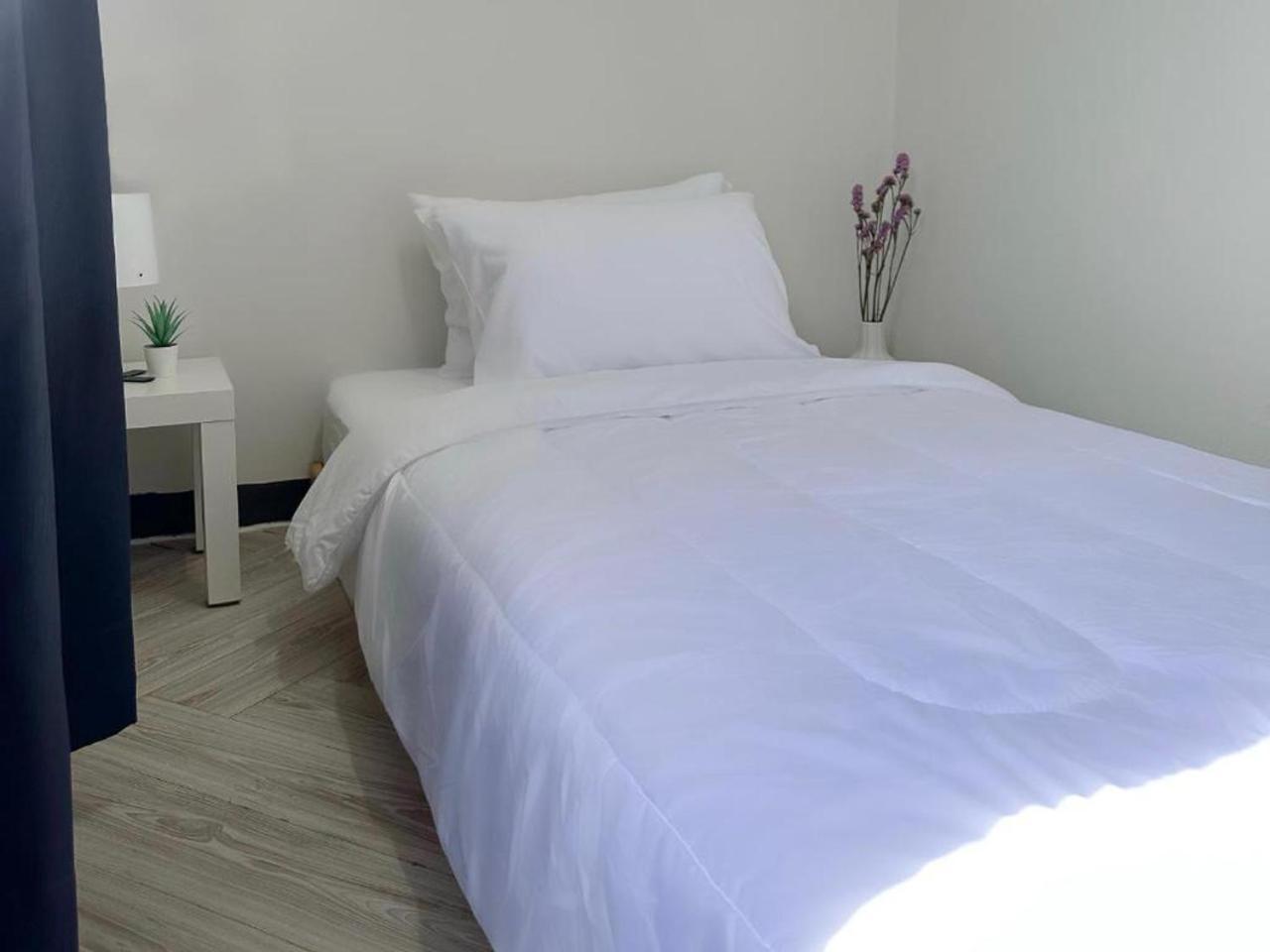 Montana Hotel & Hostel Phuket Karon Buitenkant foto