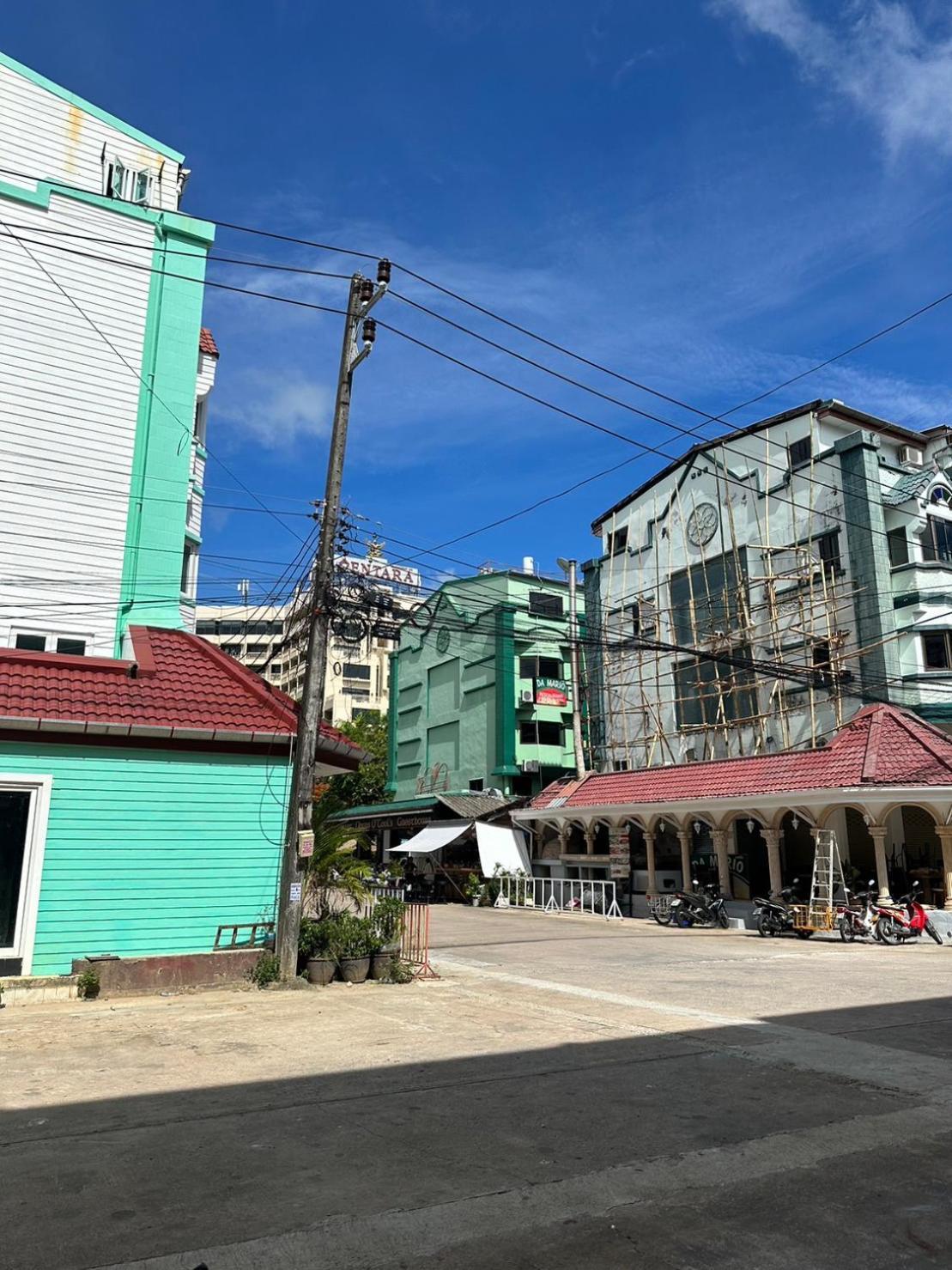 Montana Hotel & Hostel Phuket Karon Buitenkant foto