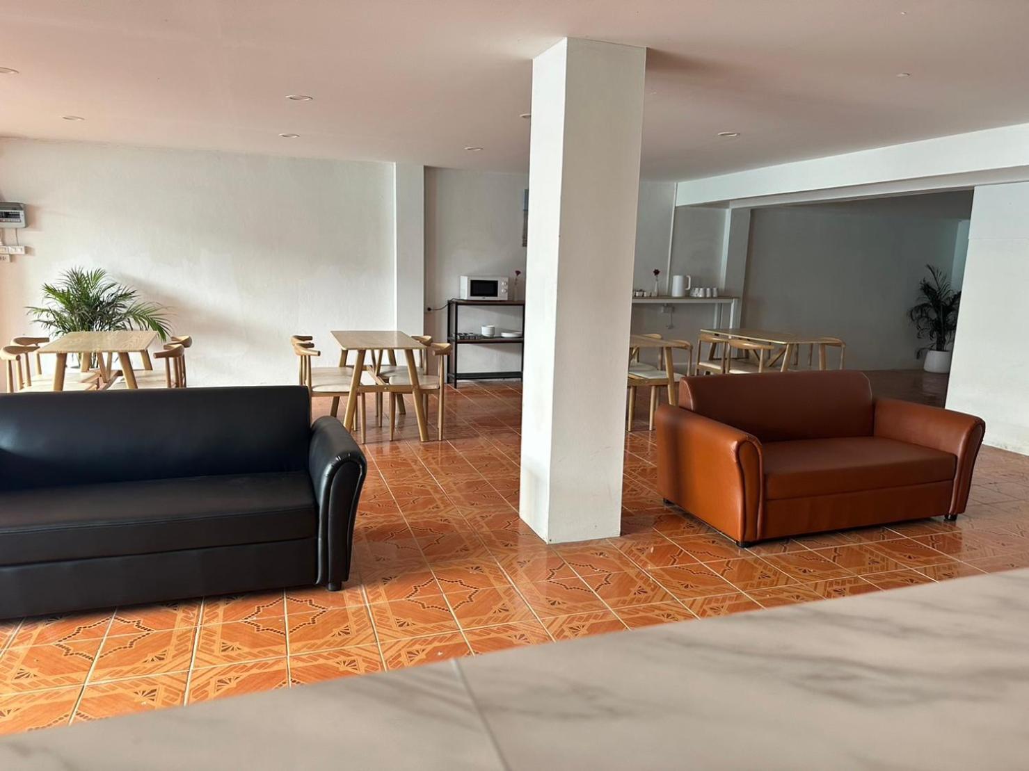 Montana Hotel & Hostel Phuket Karon Buitenkant foto