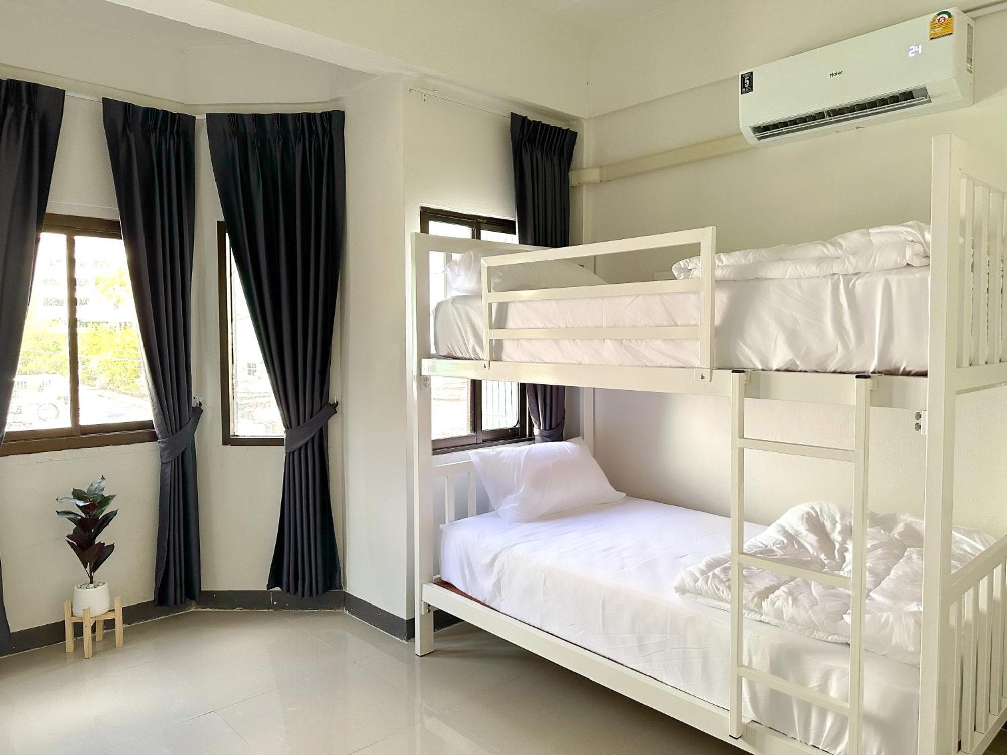 Montana Hotel & Hostel Phuket Karon Buitenkant foto